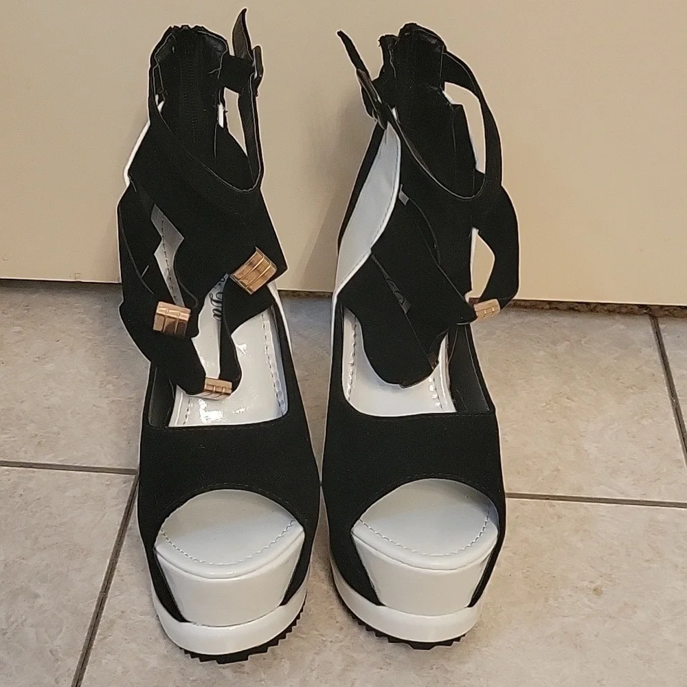 Women's peep toe platform wedge black and white Size 38 (7-7.5US)